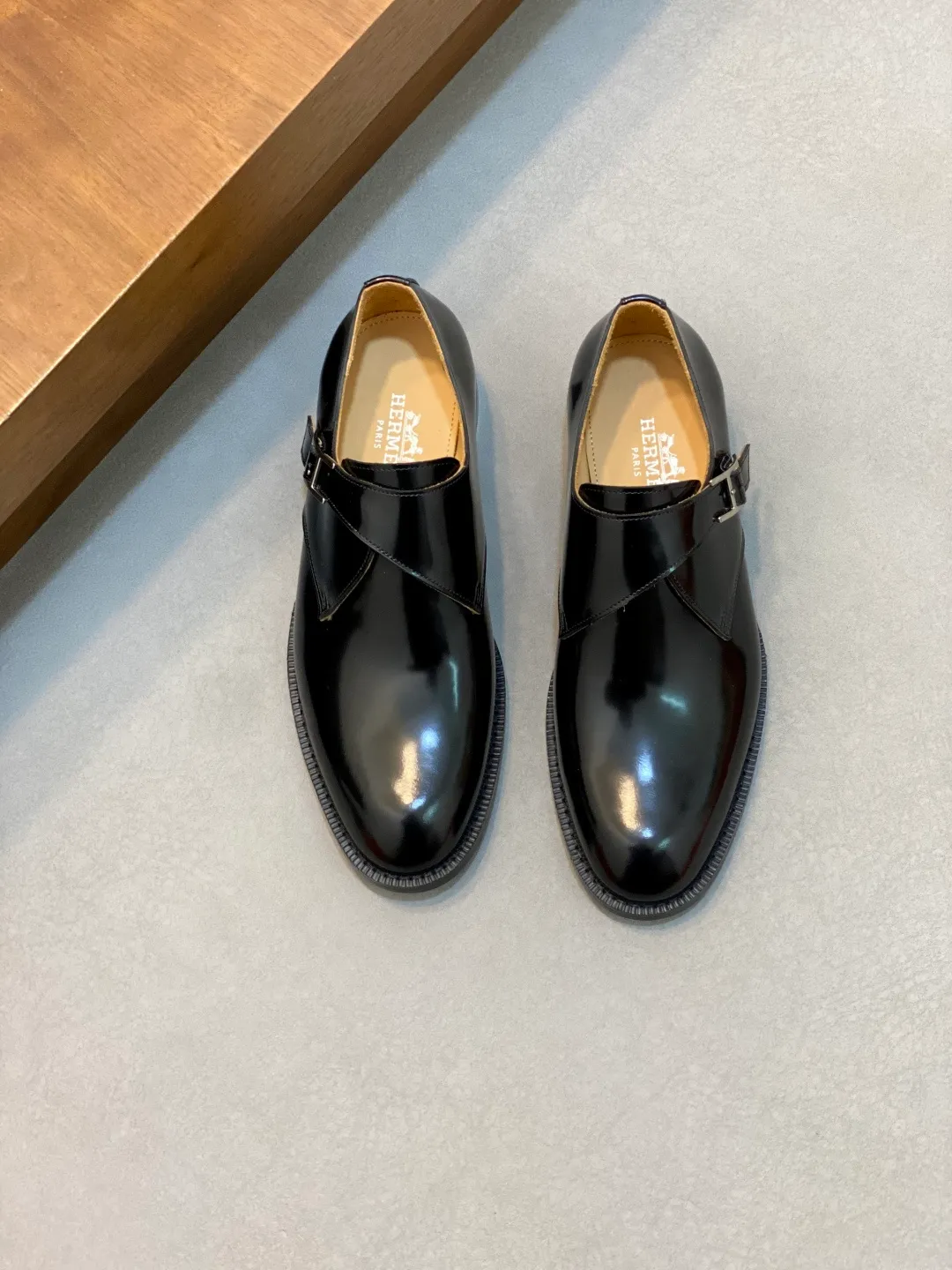 Men's shoes 💰780 HERMES/Hermès GAME slip-on loafers. These loafers are made of matte frosted calfskin. They are equipped with functional Kelly shoe buckles to easily create a fashionable urban style. They are equipped with genuine leather welts and lightweight grooved rubber foam outsole. They have genuine calfskin lining and silk-screen logo feet. They are slip-on design. They are novel and fashionable, with a handsome upper. Comes with a dust bag in the original box! Size: 39-40-41-42-43-44 standard leather shoe size (38/45 can be customized but does not support returns)